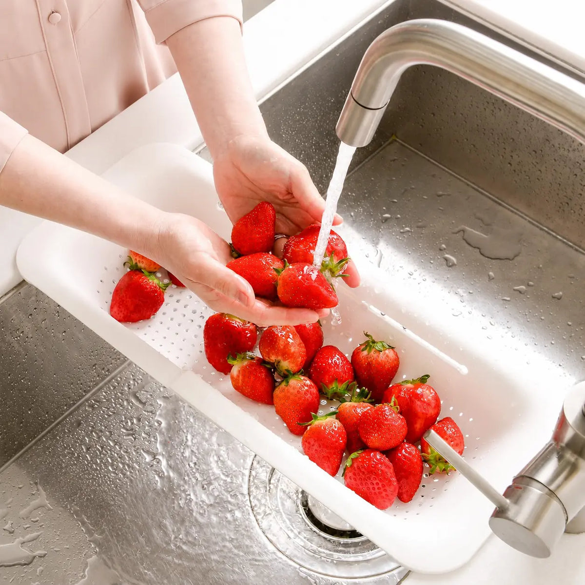 Plastic Expandable Over-Sink Colander Basket - Adjustable Telescopic Sink Strainer, Multifunctional Kitchen Accessories, Space-Saving & Family Size Single Unit, Fast-Draining Compact for Small Kitchens Produce Rack Organizer